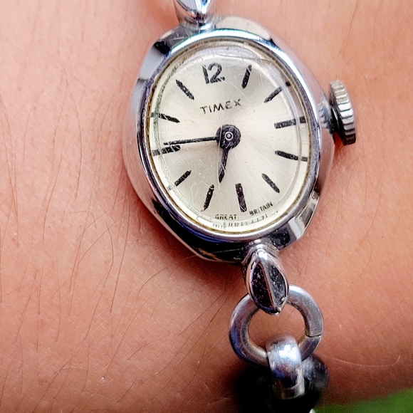 Vintage Timex Great Britain Leather Watch - Picture 6 of 9